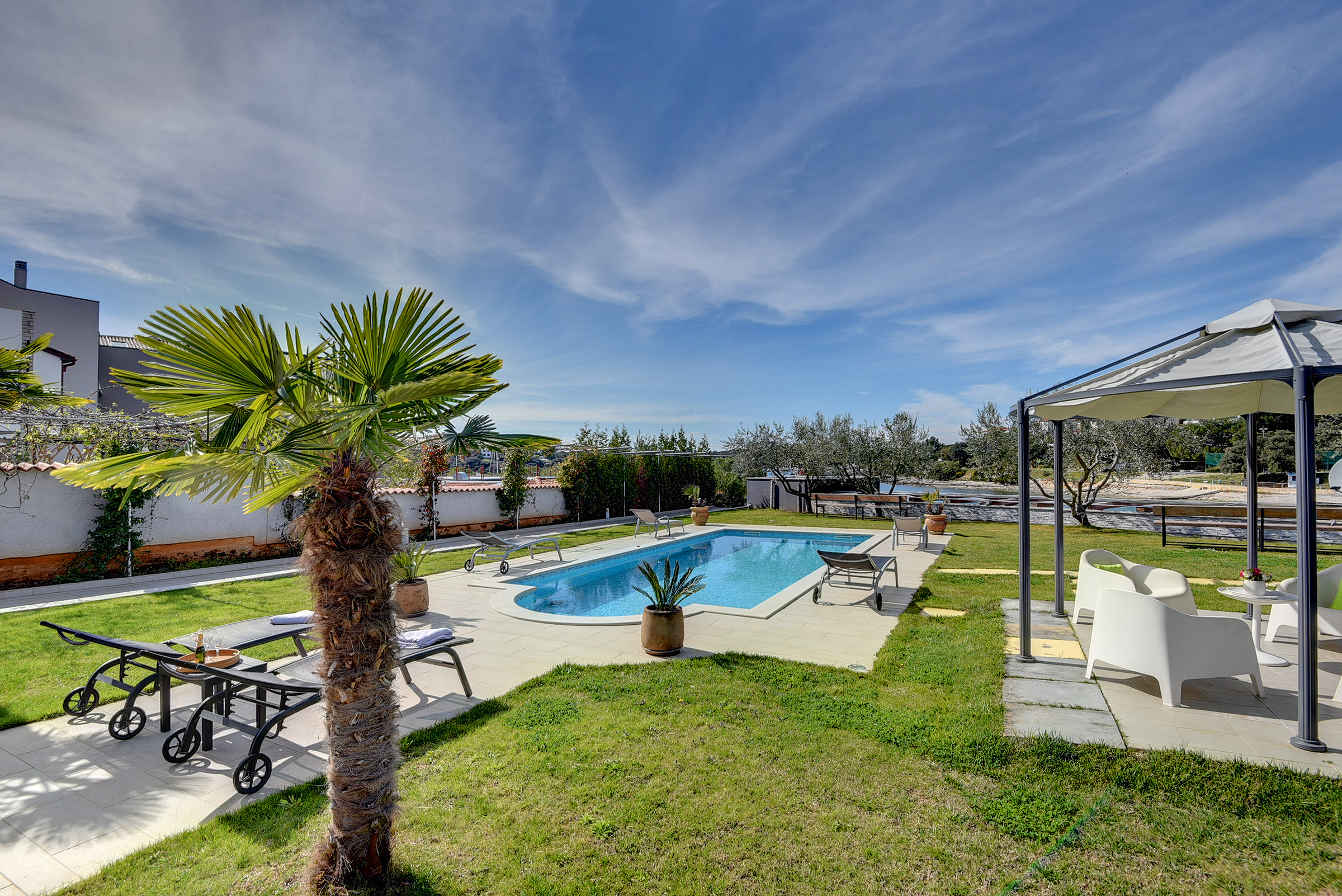 Erstaunliche Villa mit Außenpool, 10 m vom Meer entfernt, WLAN