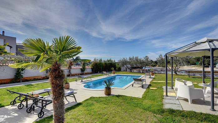Stunning villa with outdoor pool, 10 m from the sea, parking,WiFi, 28