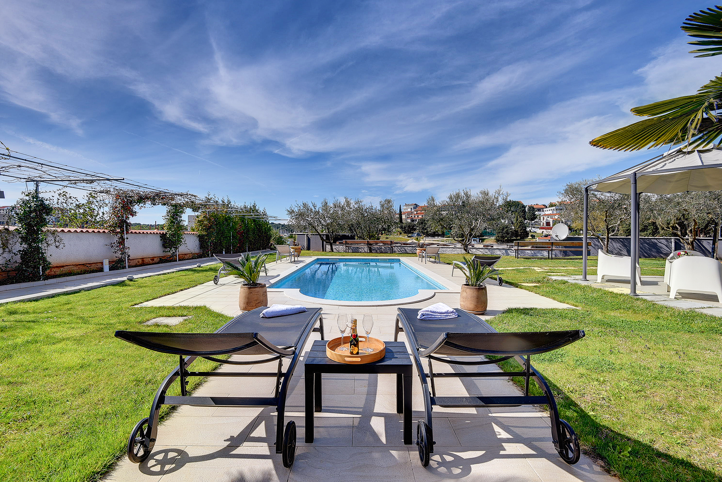 Erstaunliche Villa mit Außenpool, 10 m vom Meer entfernt, WLAN