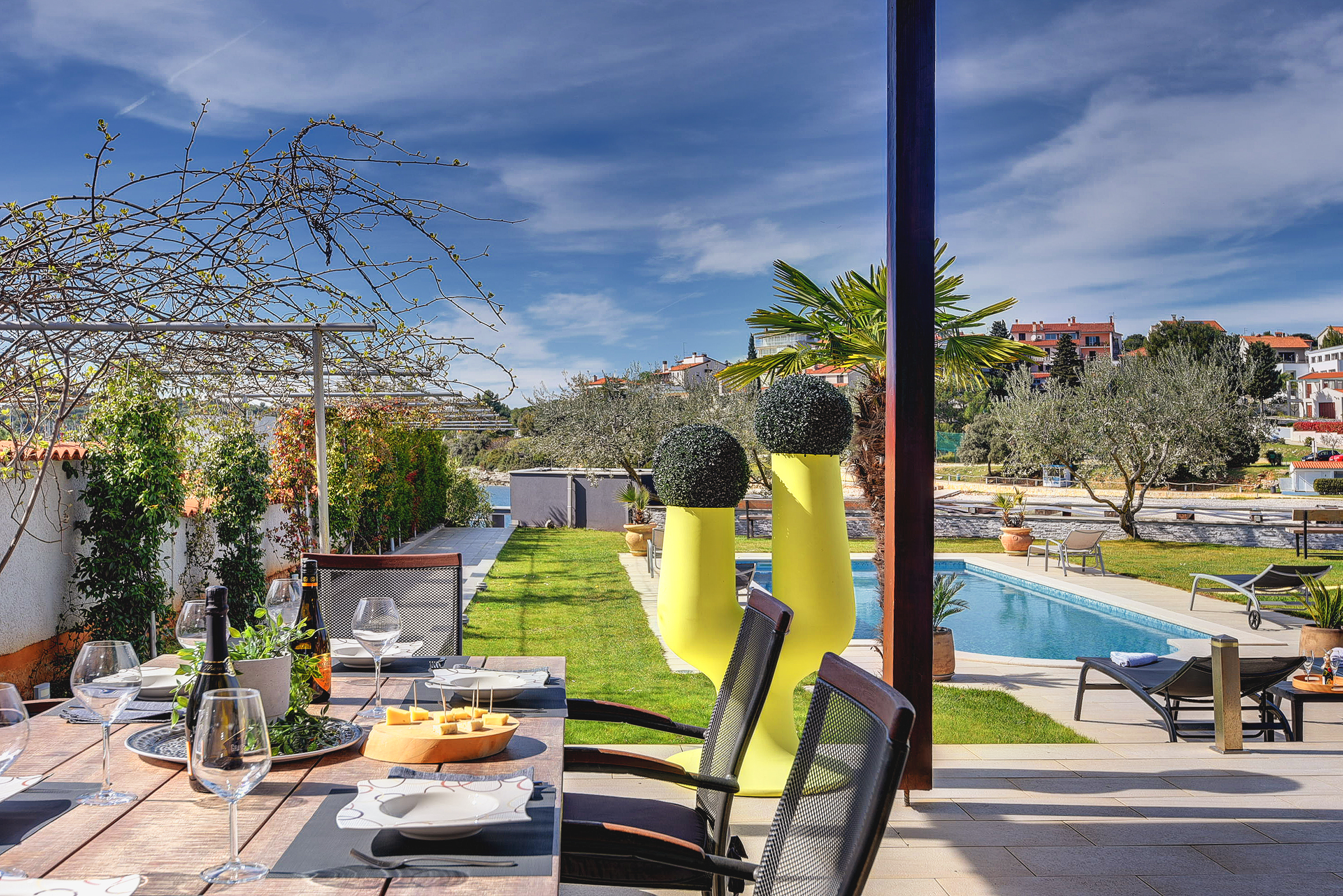 Erstaunliche Villa mit Außenpool, 10 m vom Meer entfernt, WLAN