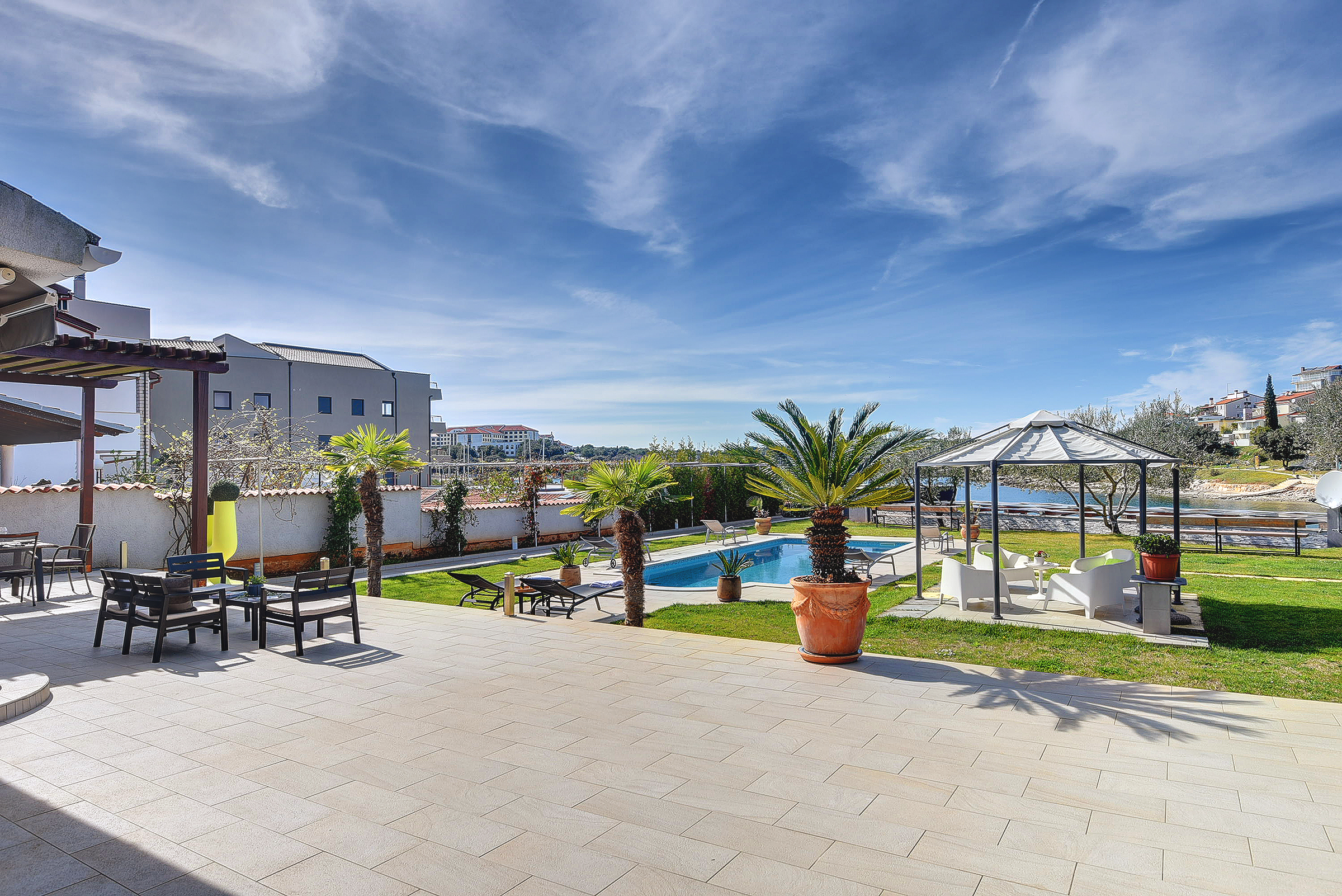 Erstaunliche Villa mit Außenpool, 10 m vom Meer entfernt, WLAN