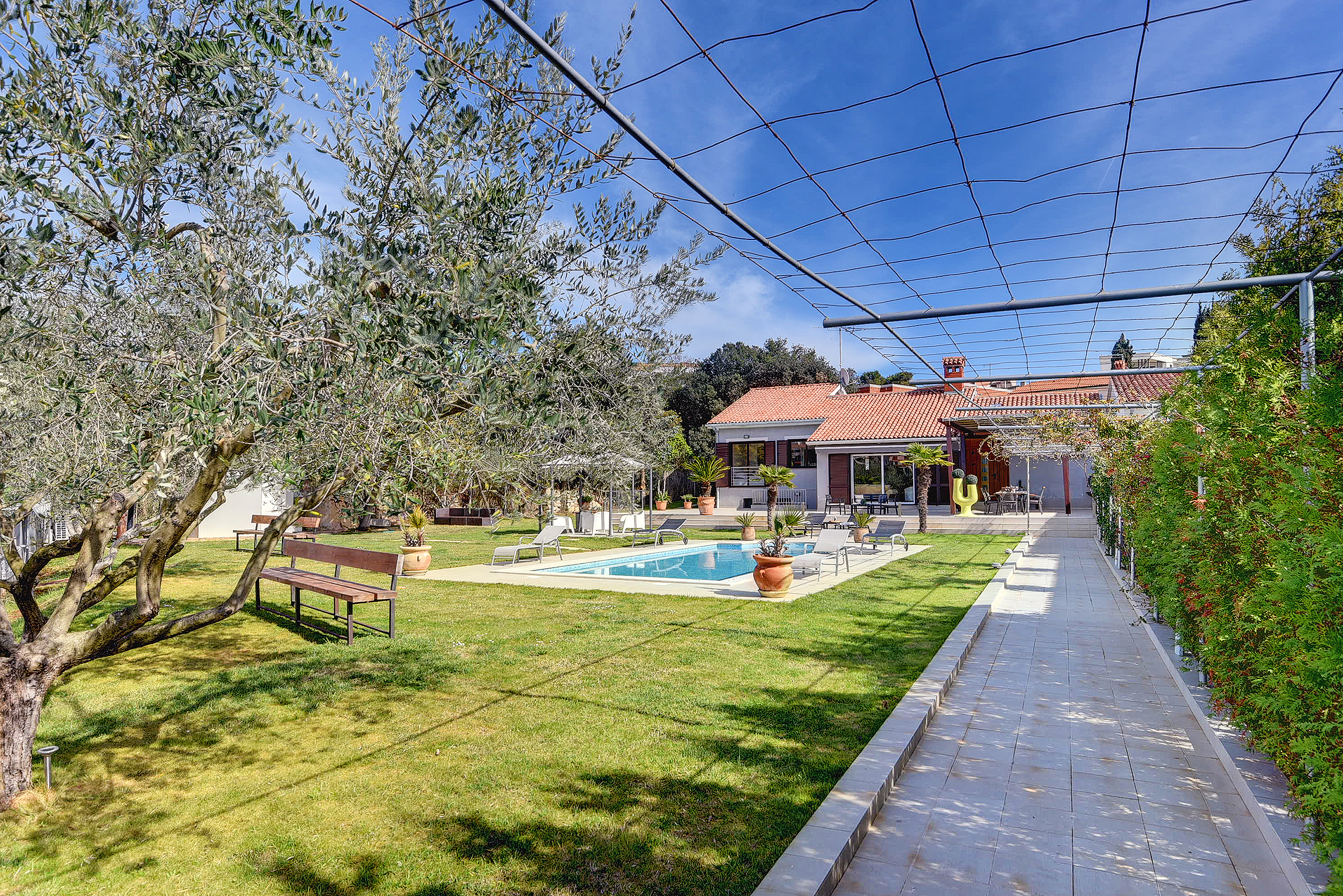 Erstaunliche Villa mit Außenpool, 10 m vom Meer entfernt, WLAN