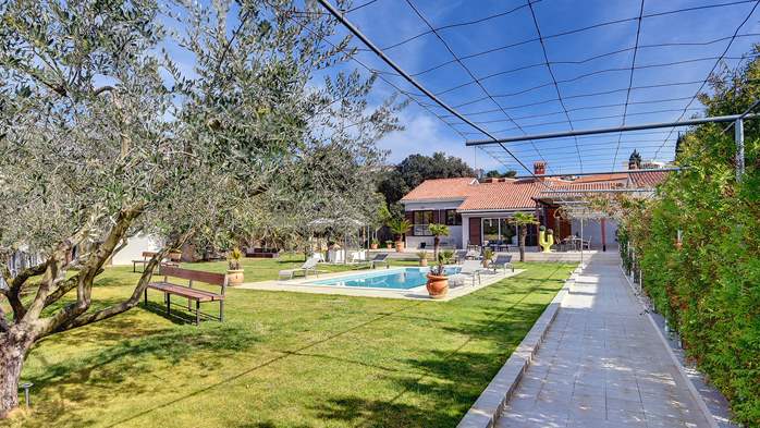 Stunning villa with outdoor pool, 10 m from the sea, parking,WiFi, 33