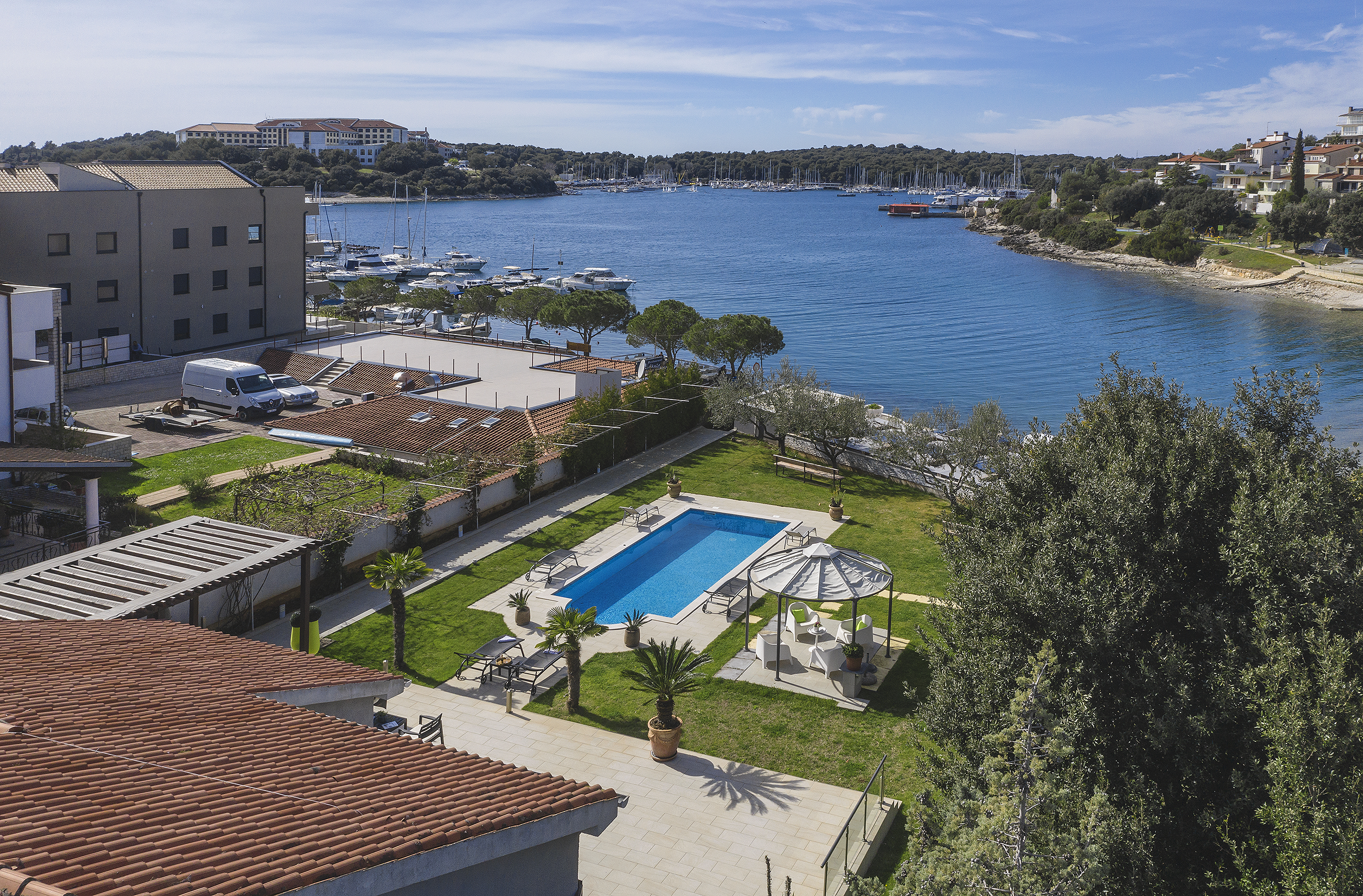 Erstaunliche Villa mit Außenpool, 10 m vom Meer entfernt, WLAN