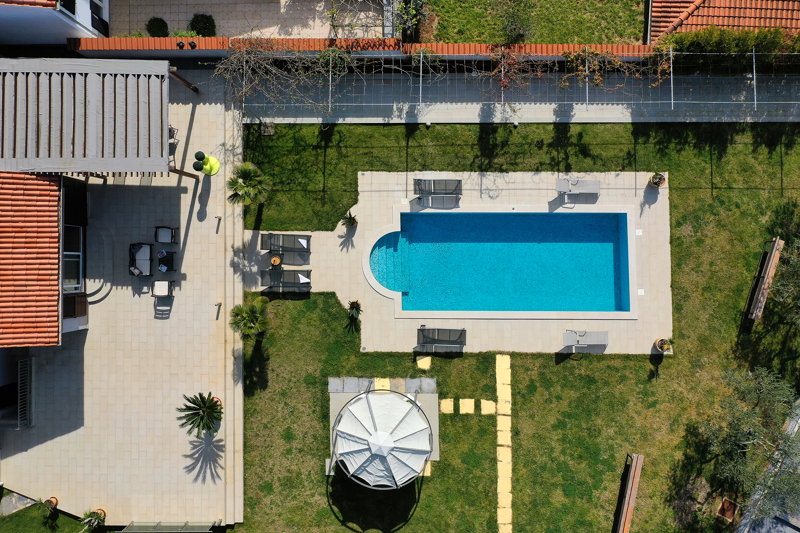 Erstaunliche Villa mit Außenpool, 10 m vom Meer entfernt, WLAN