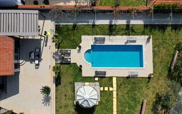 Splendida villa con piscina all'aperto, a soli 10 m dal mare
