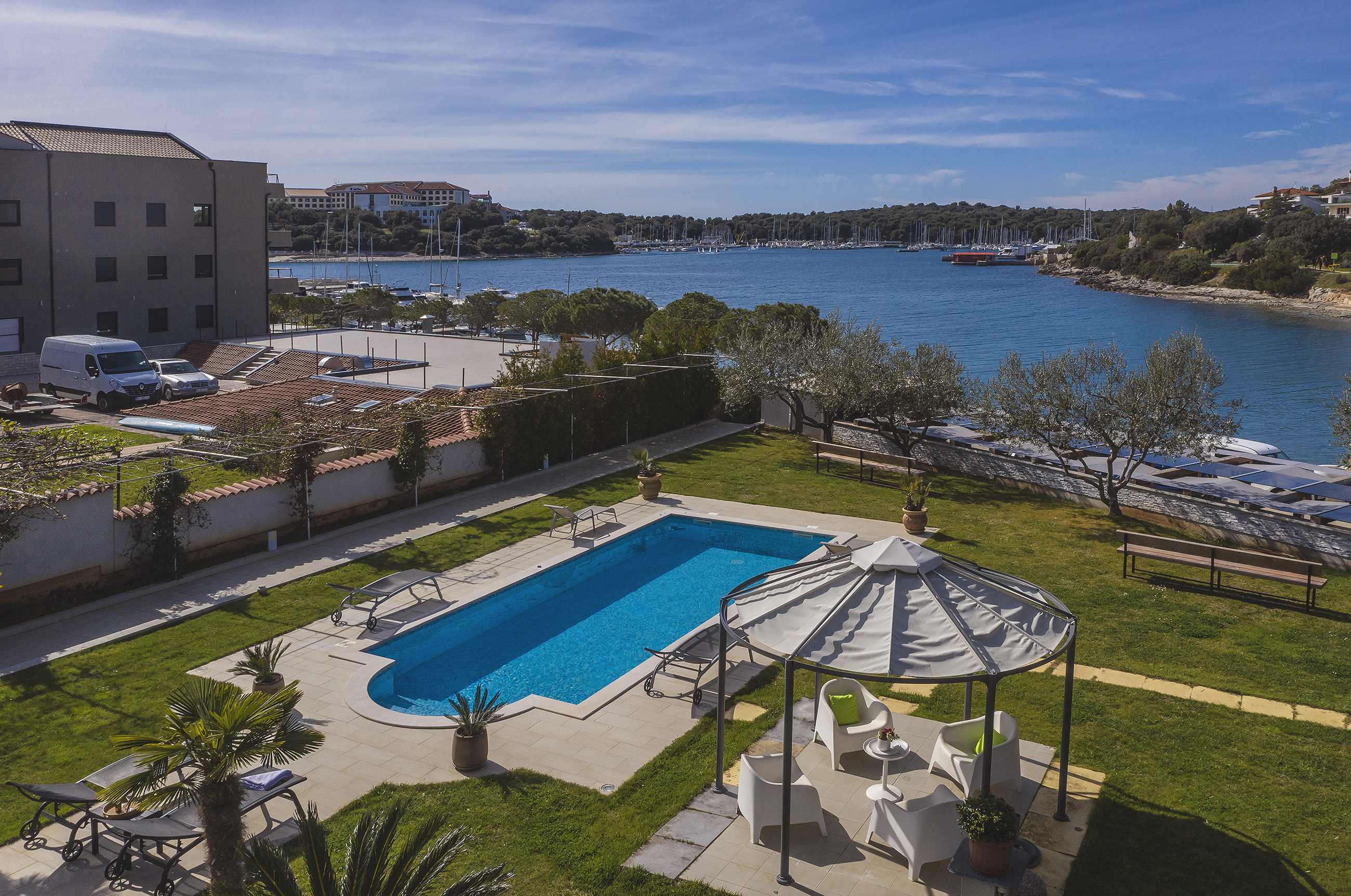 Erstaunliche Villa mit Außenpool, 10 m vom Meer entfernt, WLAN