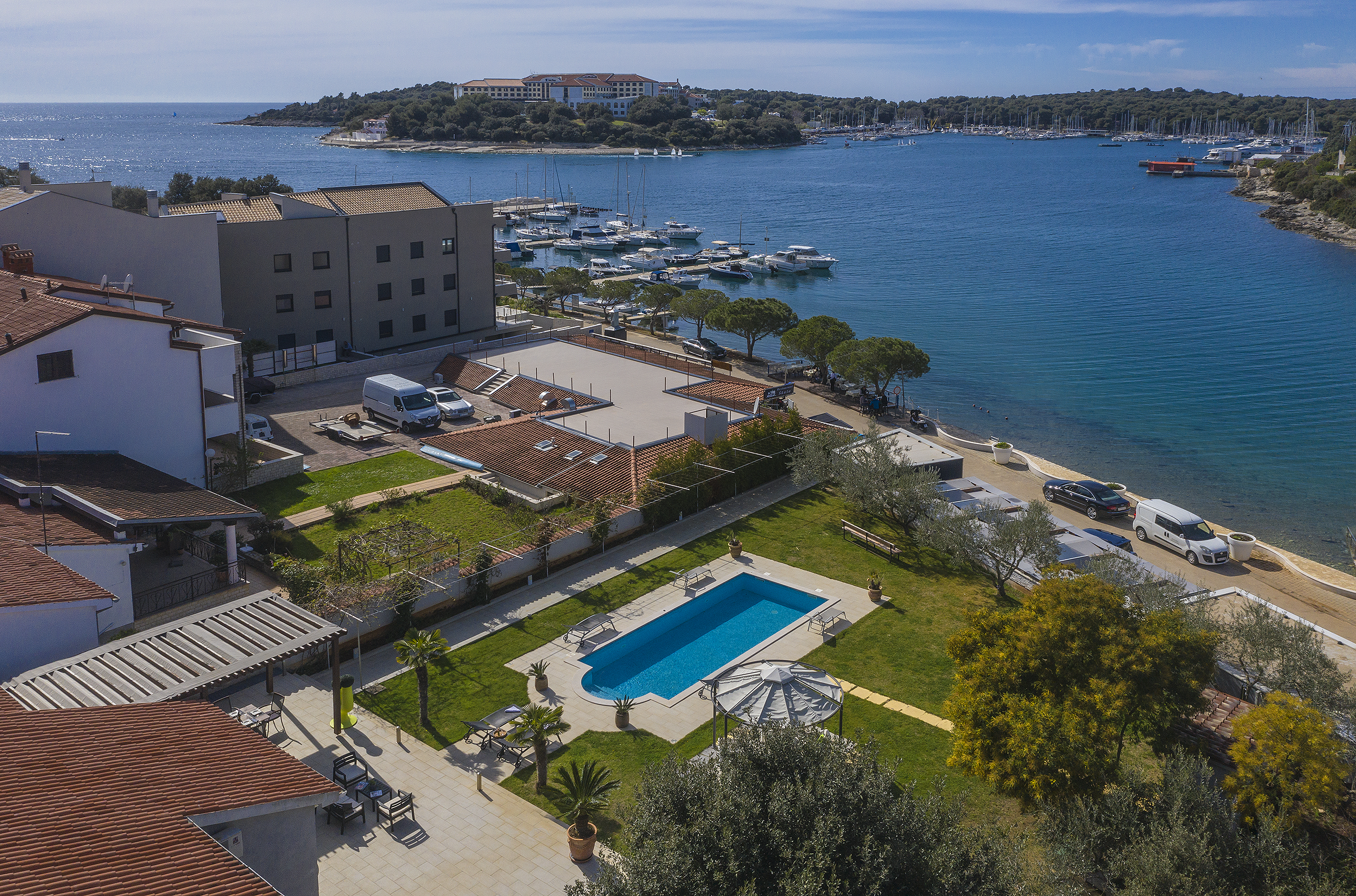 Erstaunliche Villa mit Außenpool, 10 m vom Meer entfernt, WLAN