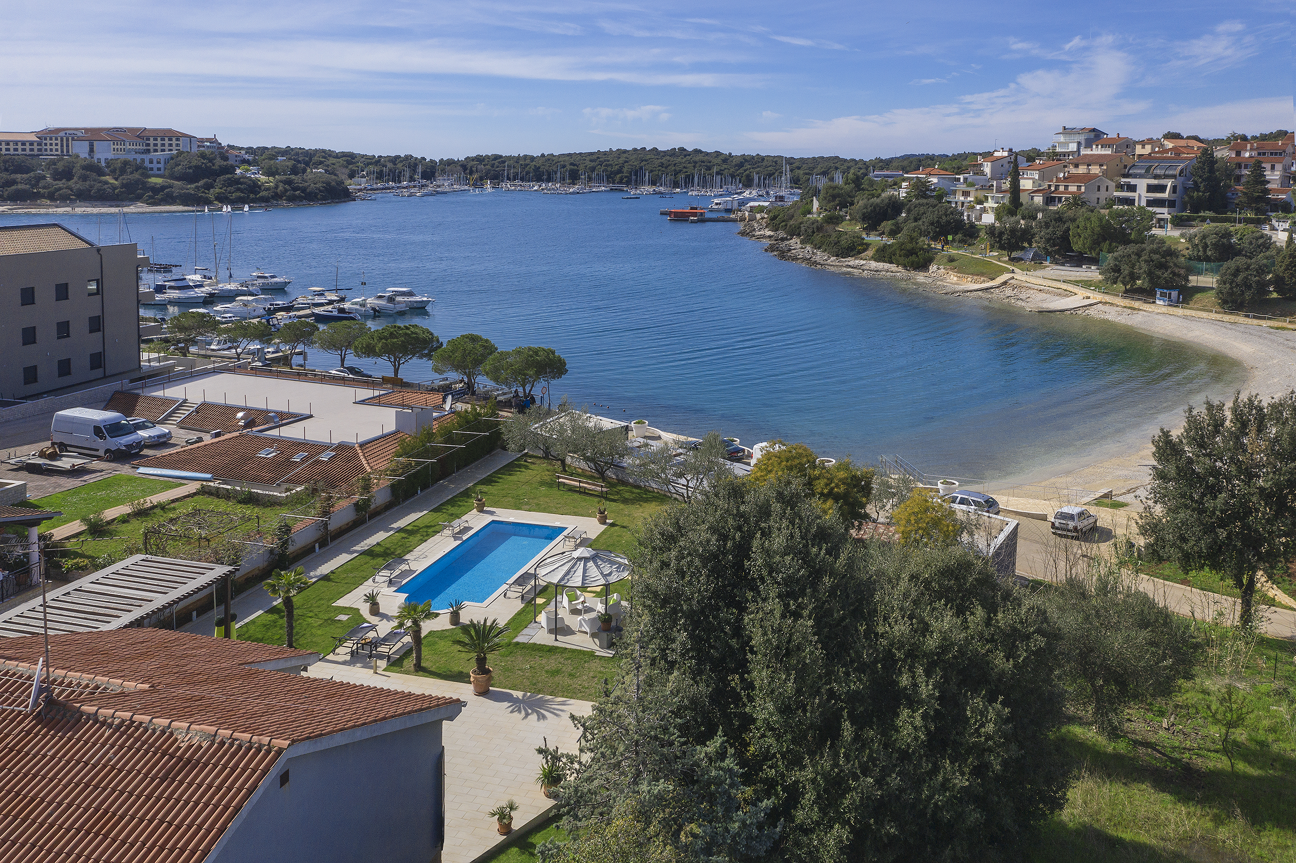 Erstaunliche Villa mit Außenpool, 10 m vom Meer entfernt, WLAN