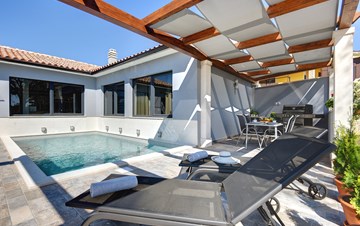 Villa a Galižana per 6 persone, piscina, terrazza prendisole,WiFi