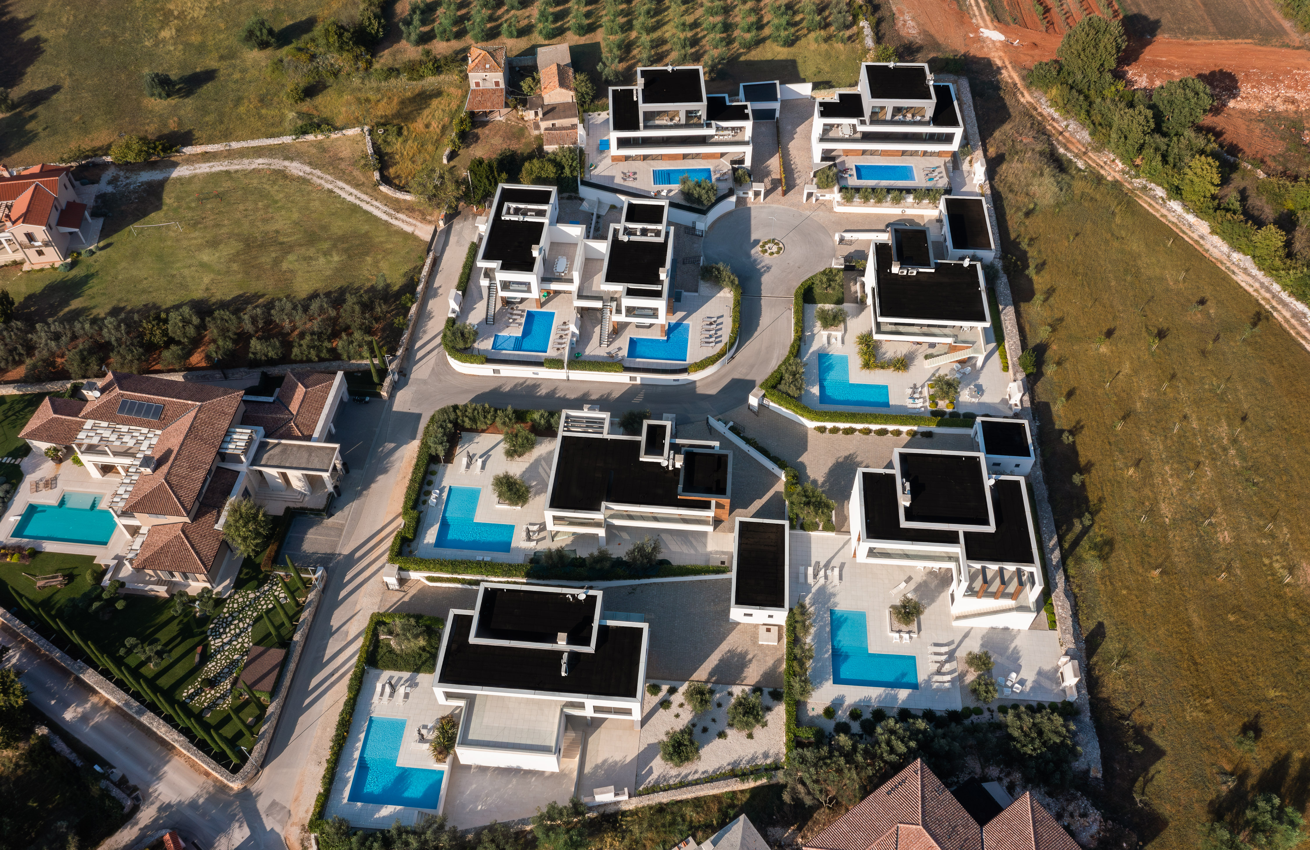 Newly built modern villa with 6 rooms, pool and jacuzzi