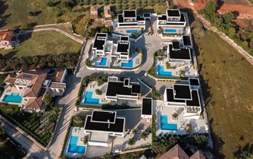 Villa moderna di nuova costruzione con 6 camere e piscina esterna