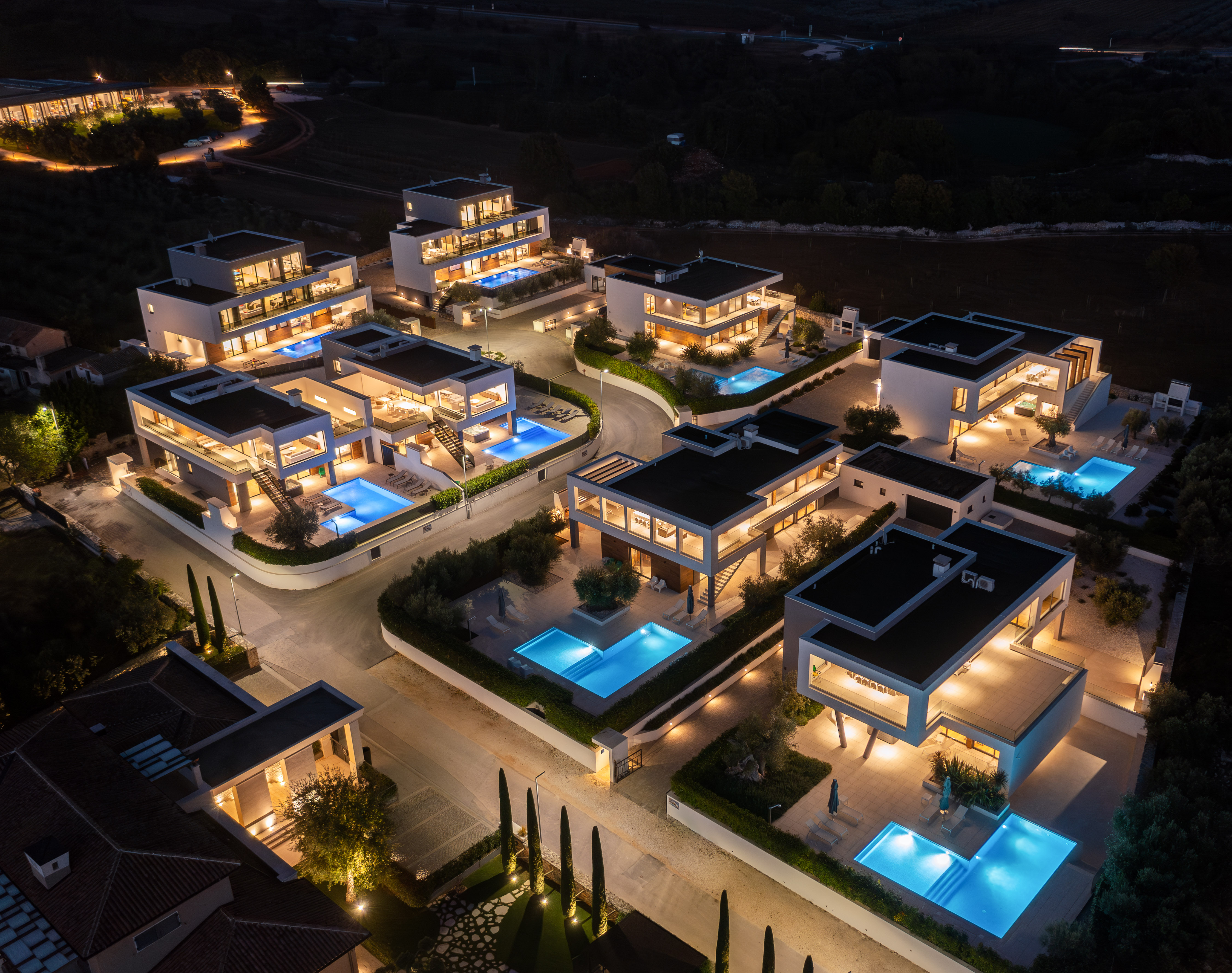 Newly built modern villa with 6 rooms, pool and jacuzzi