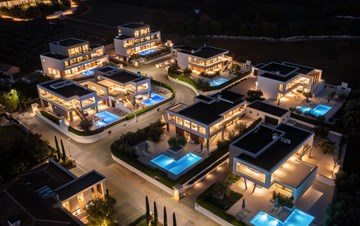 Novoizgrađena moderna vila sa 6 soba, bazenom i jacuzzijem