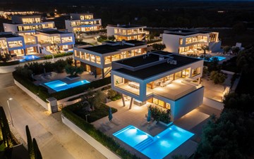 Neu gebaute moderne Villa mit 6 Zimmern, Pool und Jacuzzi