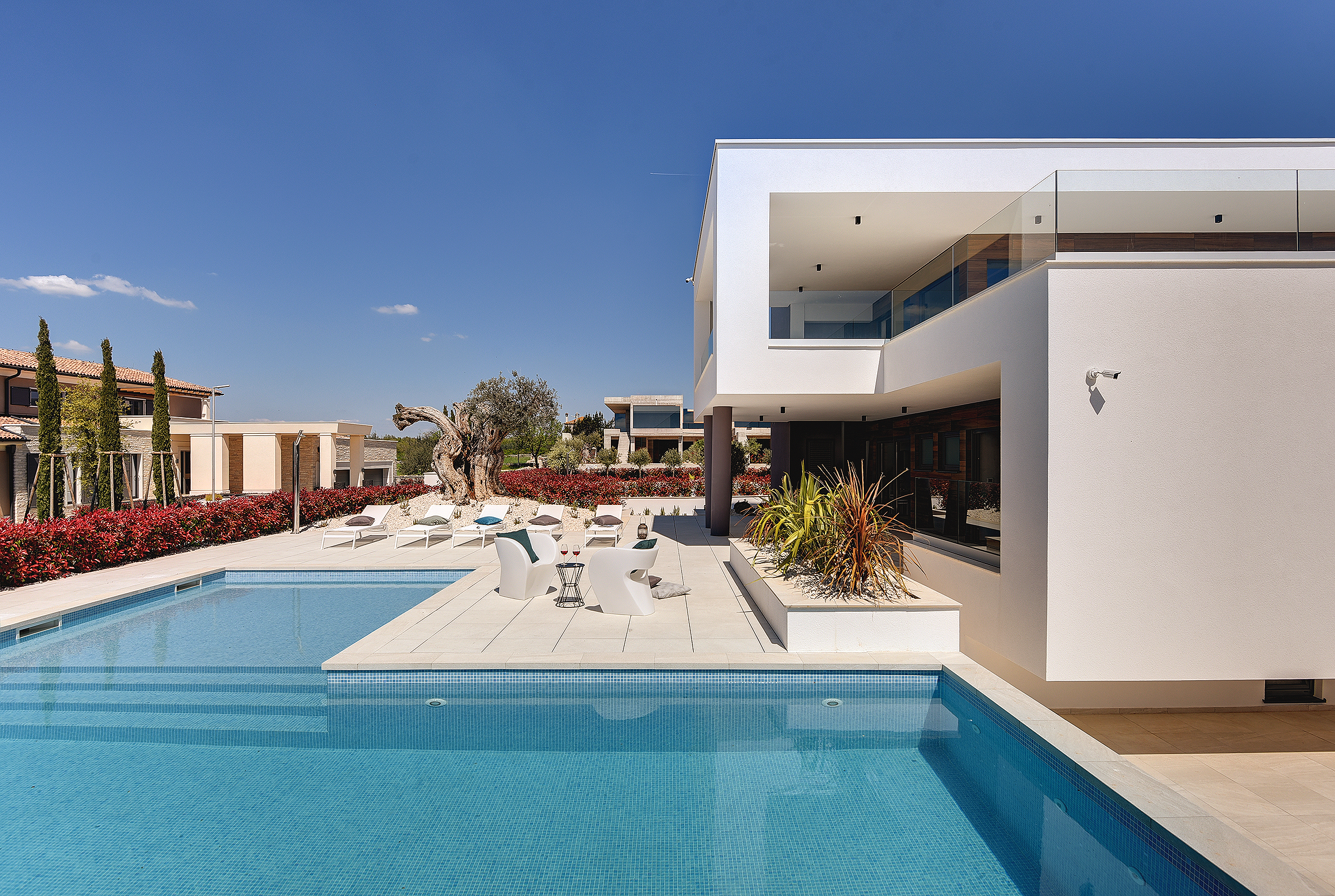 Newly built modern villa with 6 rooms, pool and jacuzzi