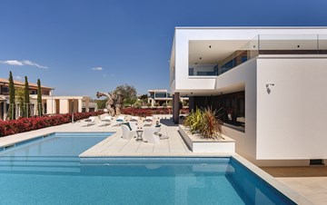 Newly built modern villa with 6 rooms, pool and large terrace