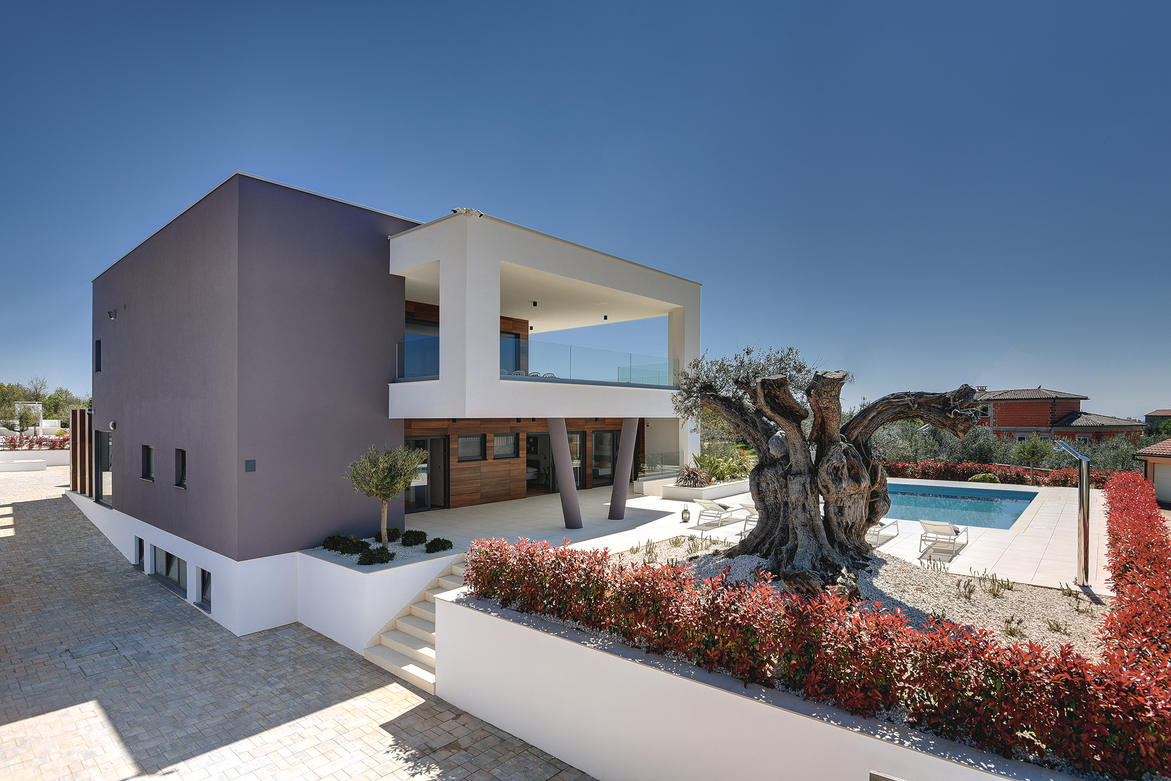 Newly built modern villa with 6 rooms, pool and jacuzzi