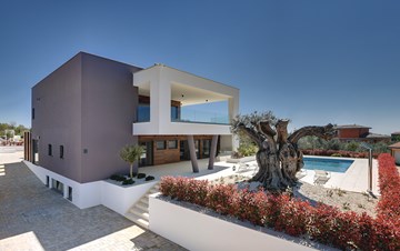Newly built modern villa with 6 rooms, pool and large terrace