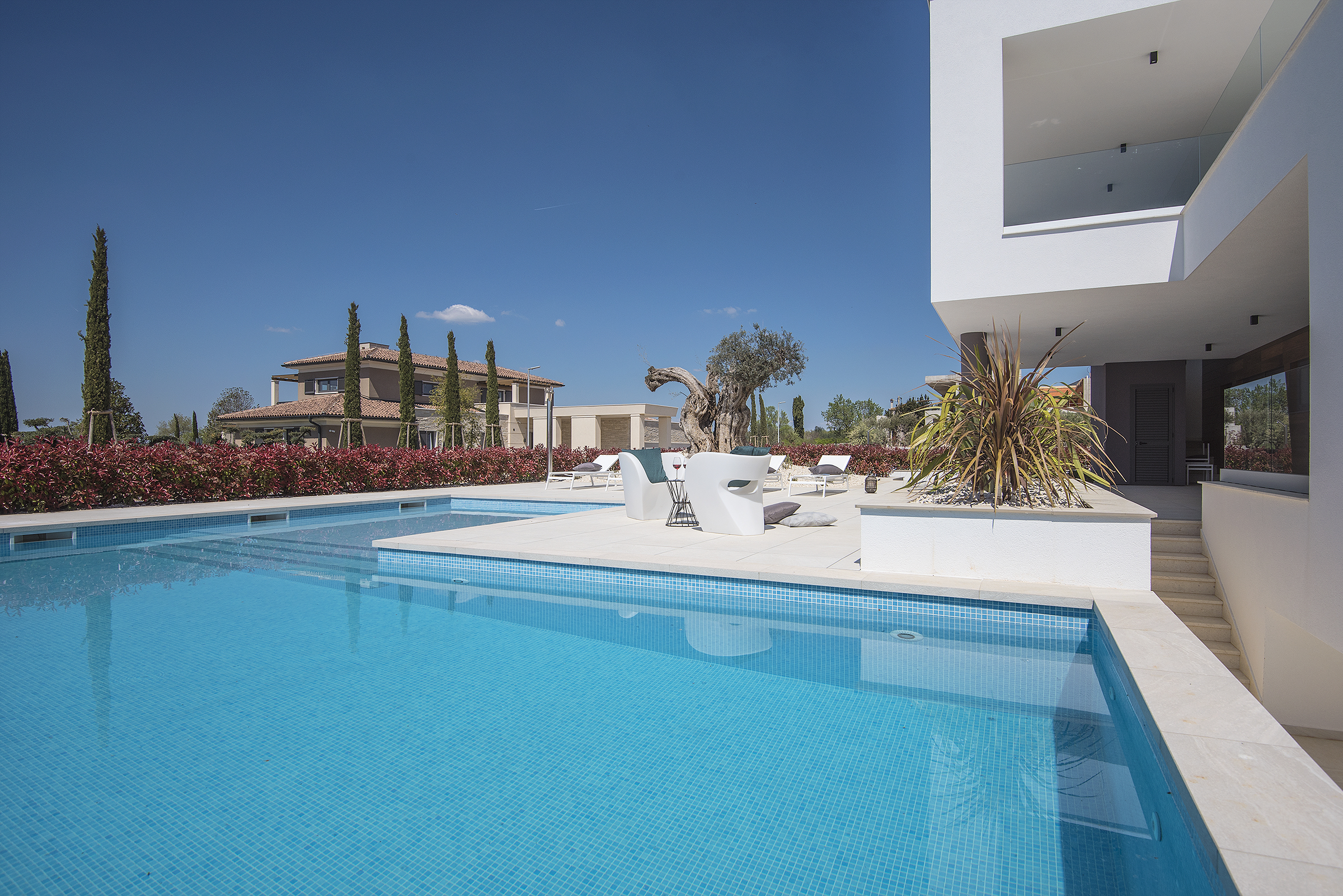 Newly built modern villa with 6 rooms, pool and jacuzzi