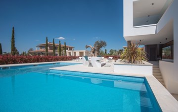 Neu gebaute moderne Villa mit 6 Zimmern, Pool und großer Terrasse