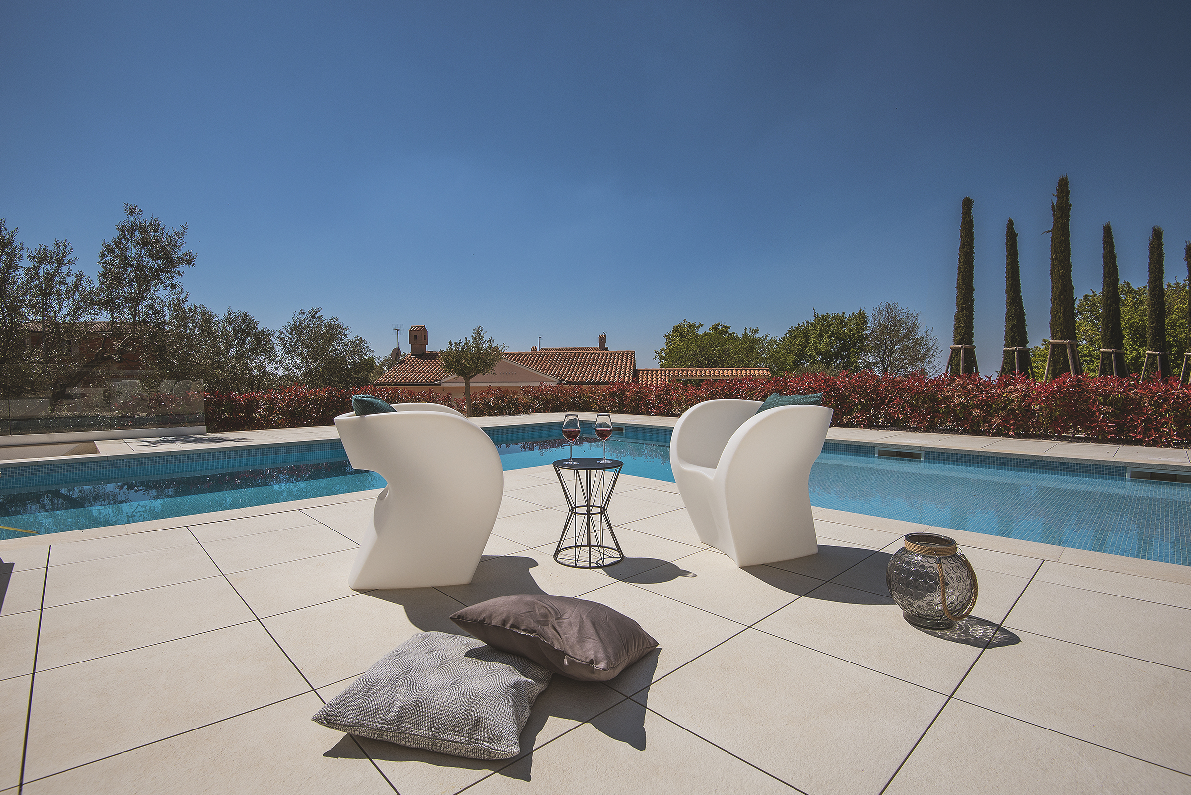 Newly built modern villa with 6 rooms, pool and jacuzzi