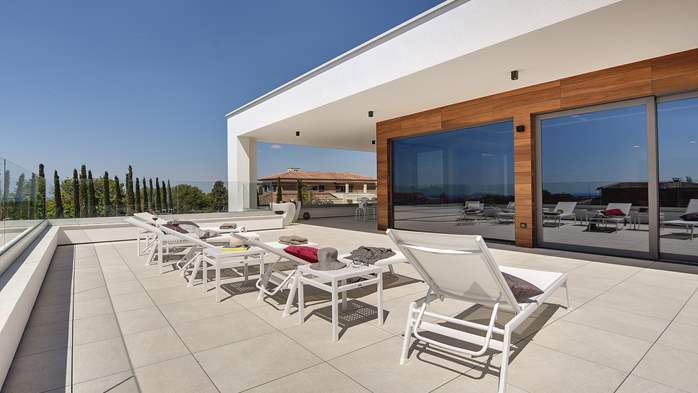 Neu gebaute moderne Villa mit 6 Zimmern, Pool und großer Terrasse, 11