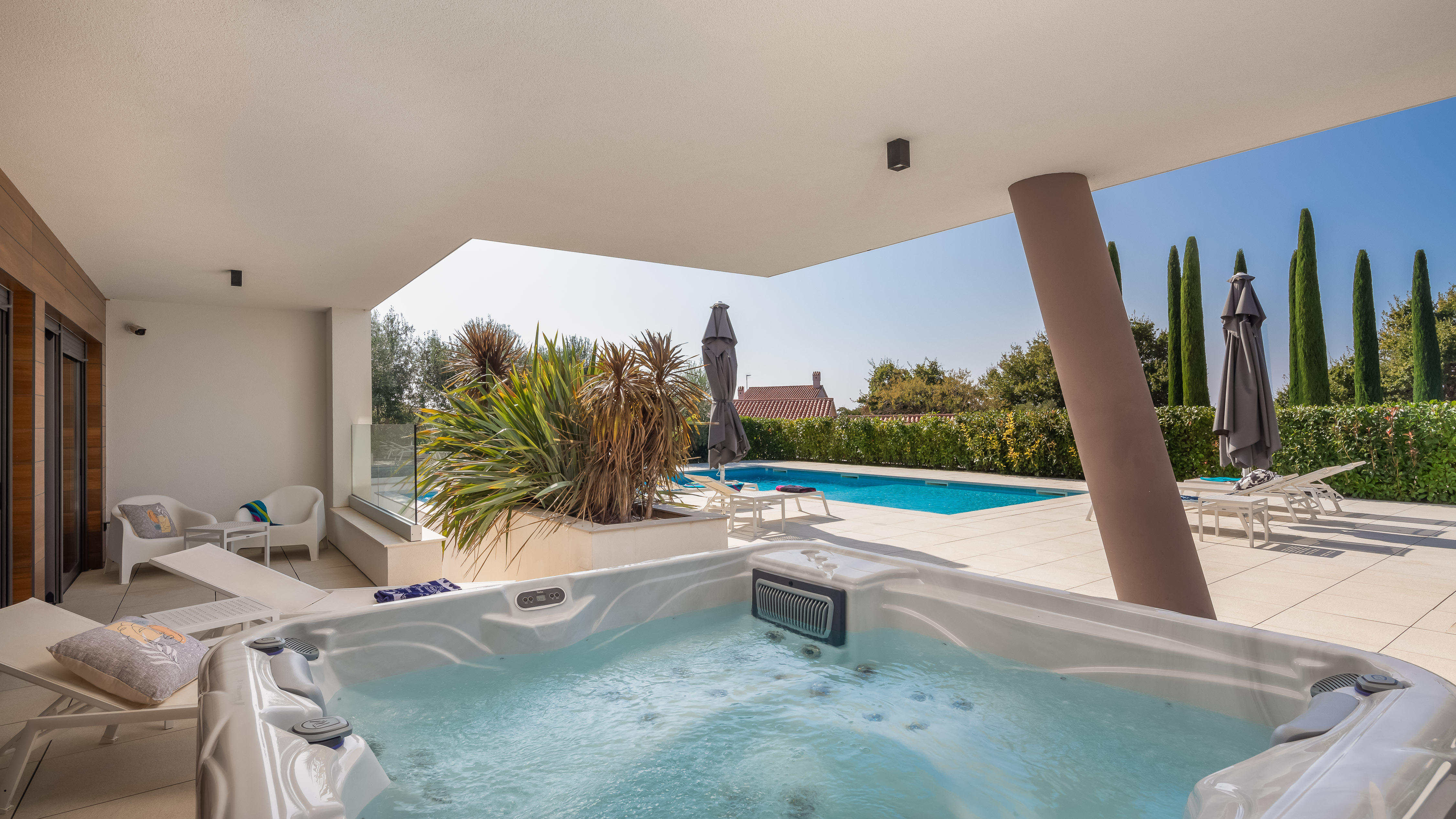 Newly built modern villa with 6 rooms, pool and jacuzzi