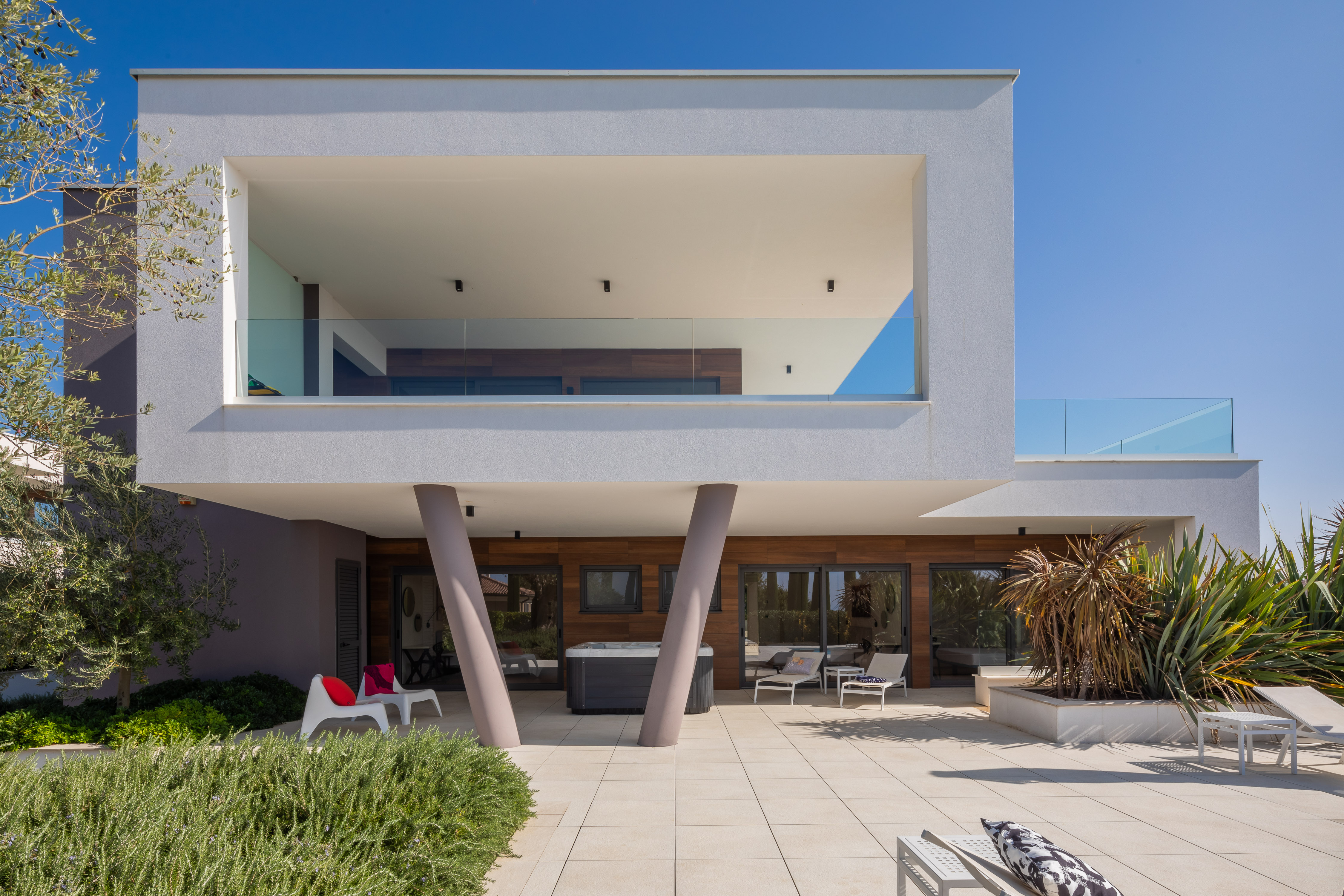 Newly built modern villa with 6 rooms, pool and jacuzzi