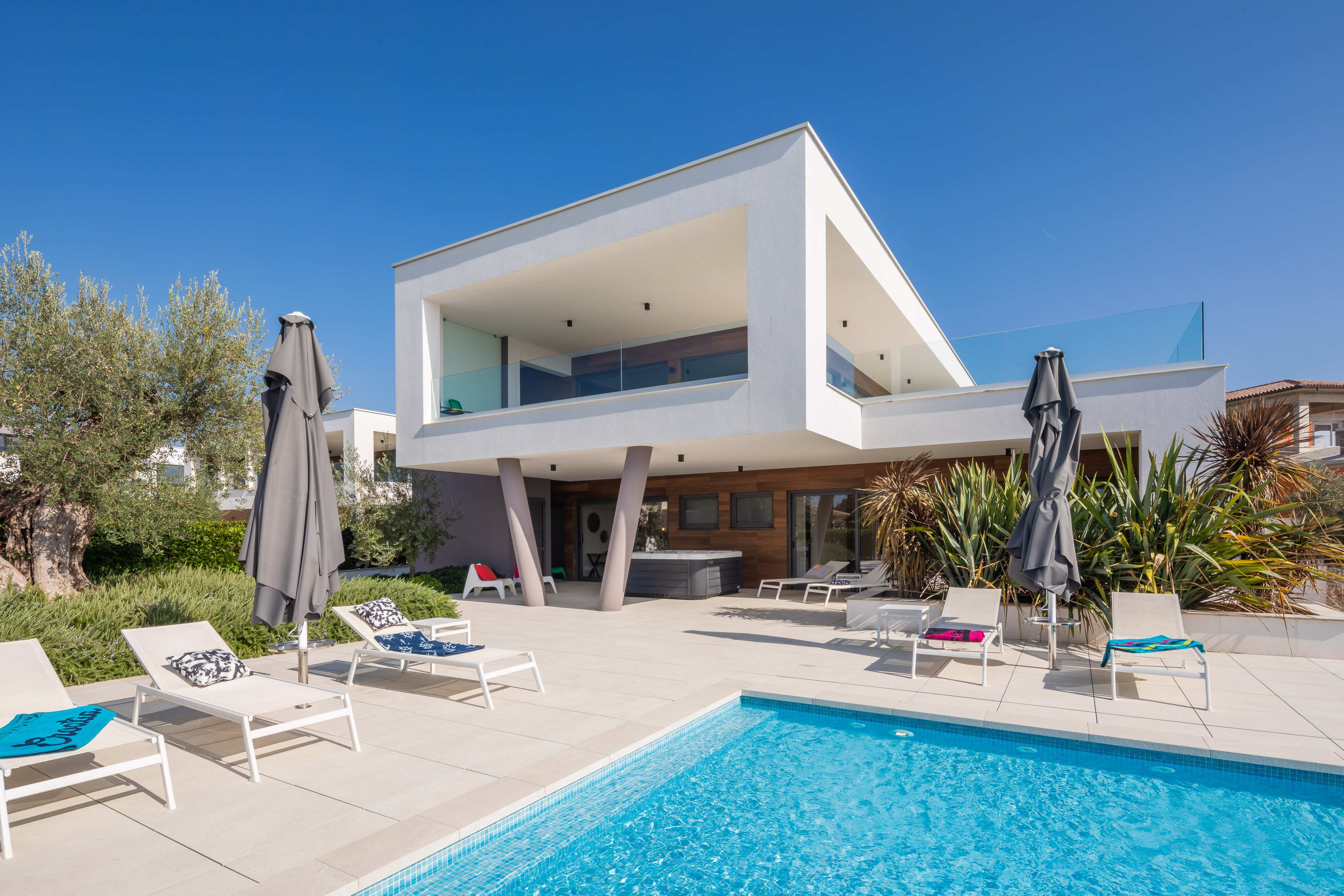 Newly built modern villa with 6 rooms, pool and jacuzzi