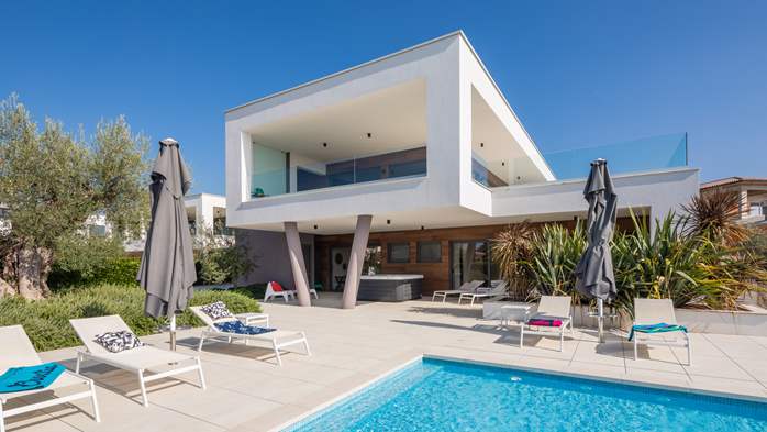 Newly built modern villa with 6 rooms, pool and jacuzzi, 1