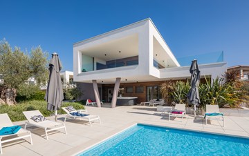 Newly built modern villa with 6 rooms, pool and jacuzzi