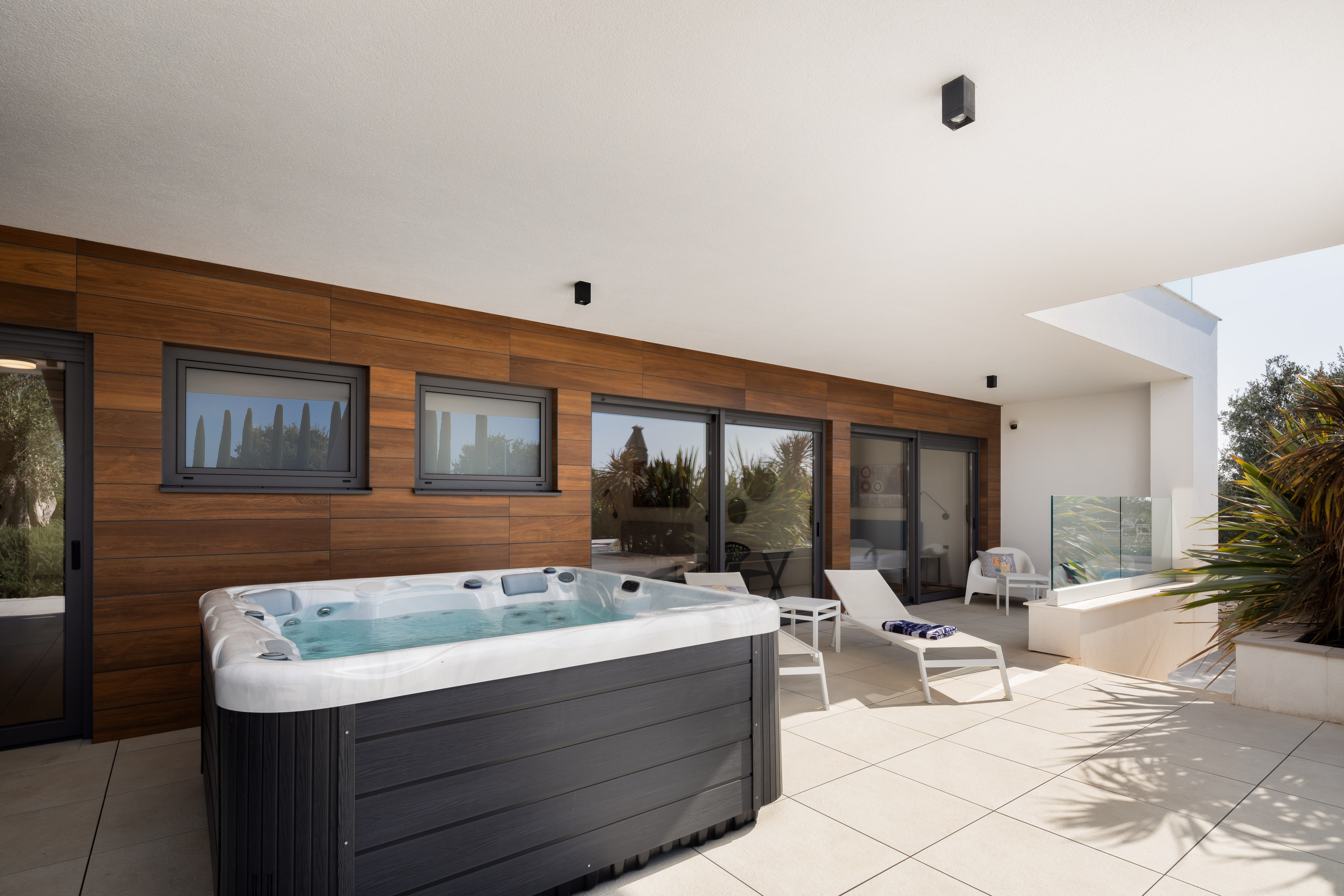 Newly built modern villa with 6 rooms, pool and jacuzzi