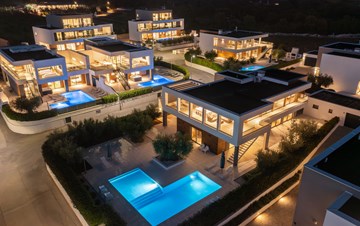 Elegante villa con balcone vista mare, piscina e sauna