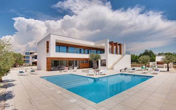 Luxury villa with outdoor pool, Finnish sauna and playroom