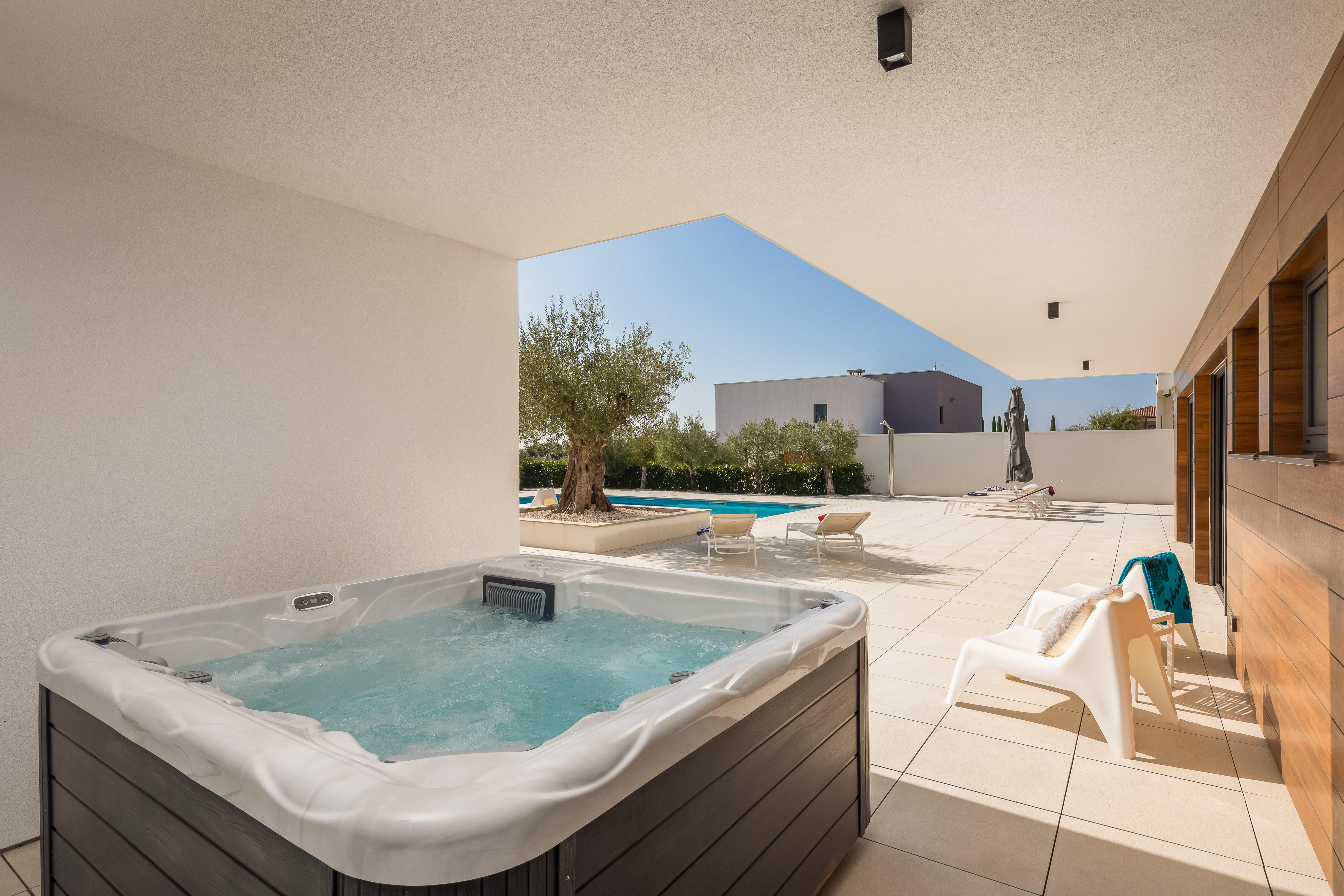 Villa con piscina all'aperto, sauna finlandese e jacuzzi