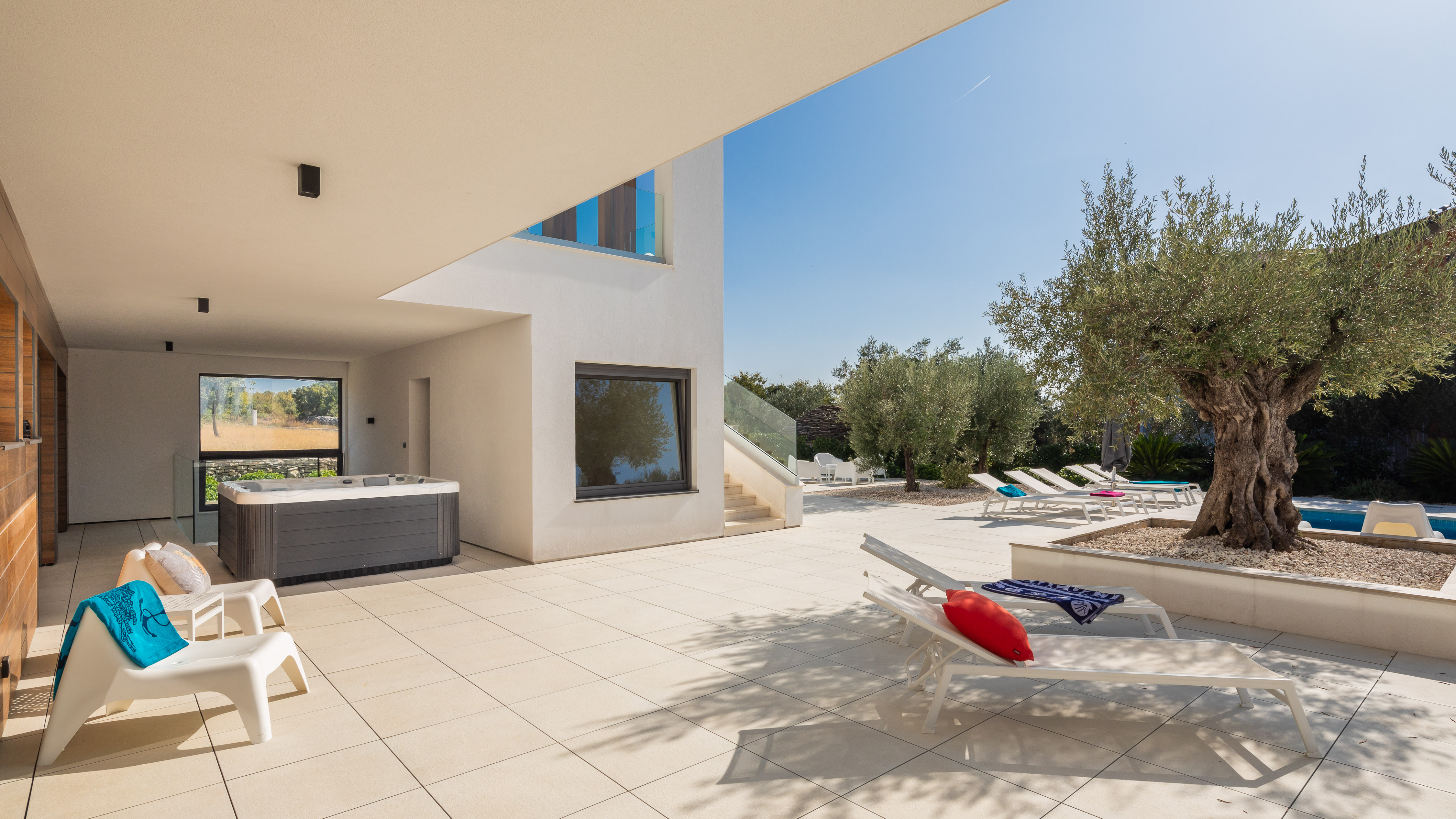 Villa con piscina all'aperto, sauna finlandese e jacuzzi