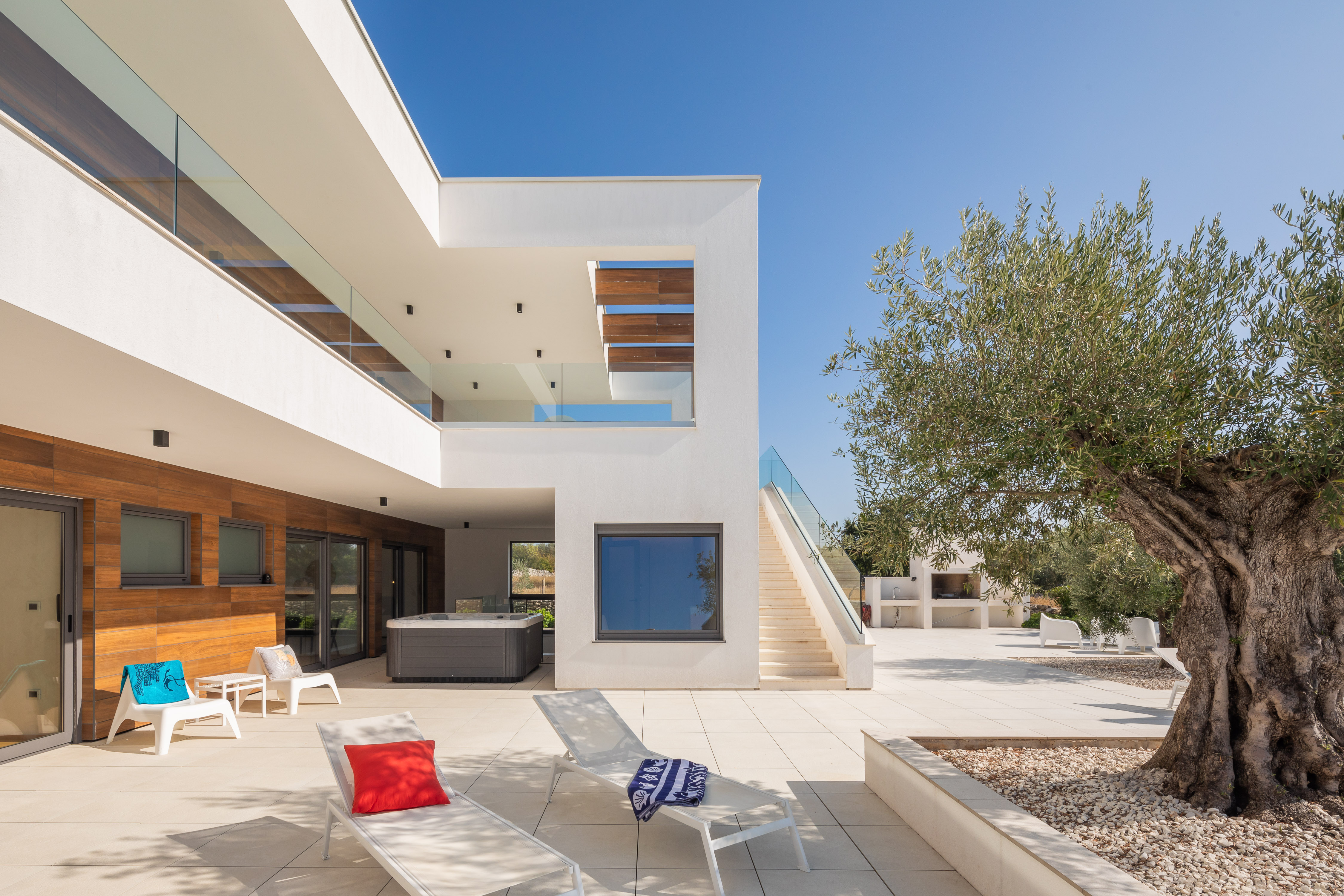 Villa con piscina all'aperto, sauna finlandese e jacuzzi