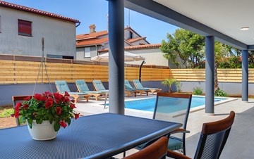 Lovely villa in a good location, with pool for up to 8 people