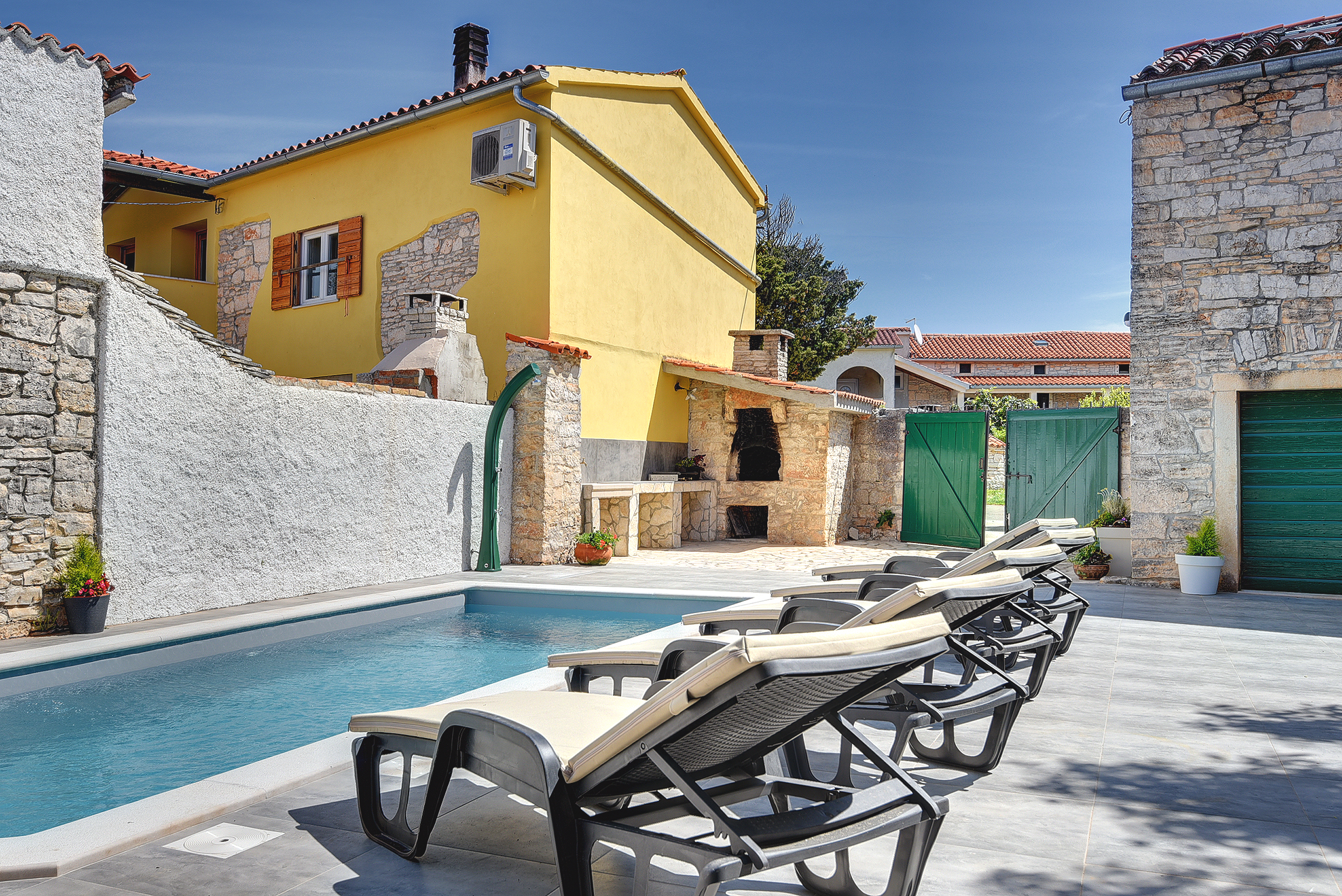 Casa istriana ristrutturata in una bella villa con piscina, WiFi