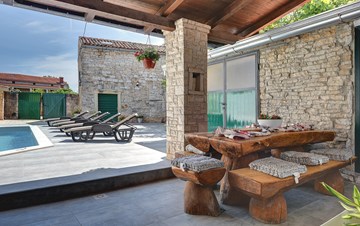 Istrisches Haus, renoviert in einer Villa mit Pool auf 3 Etagen