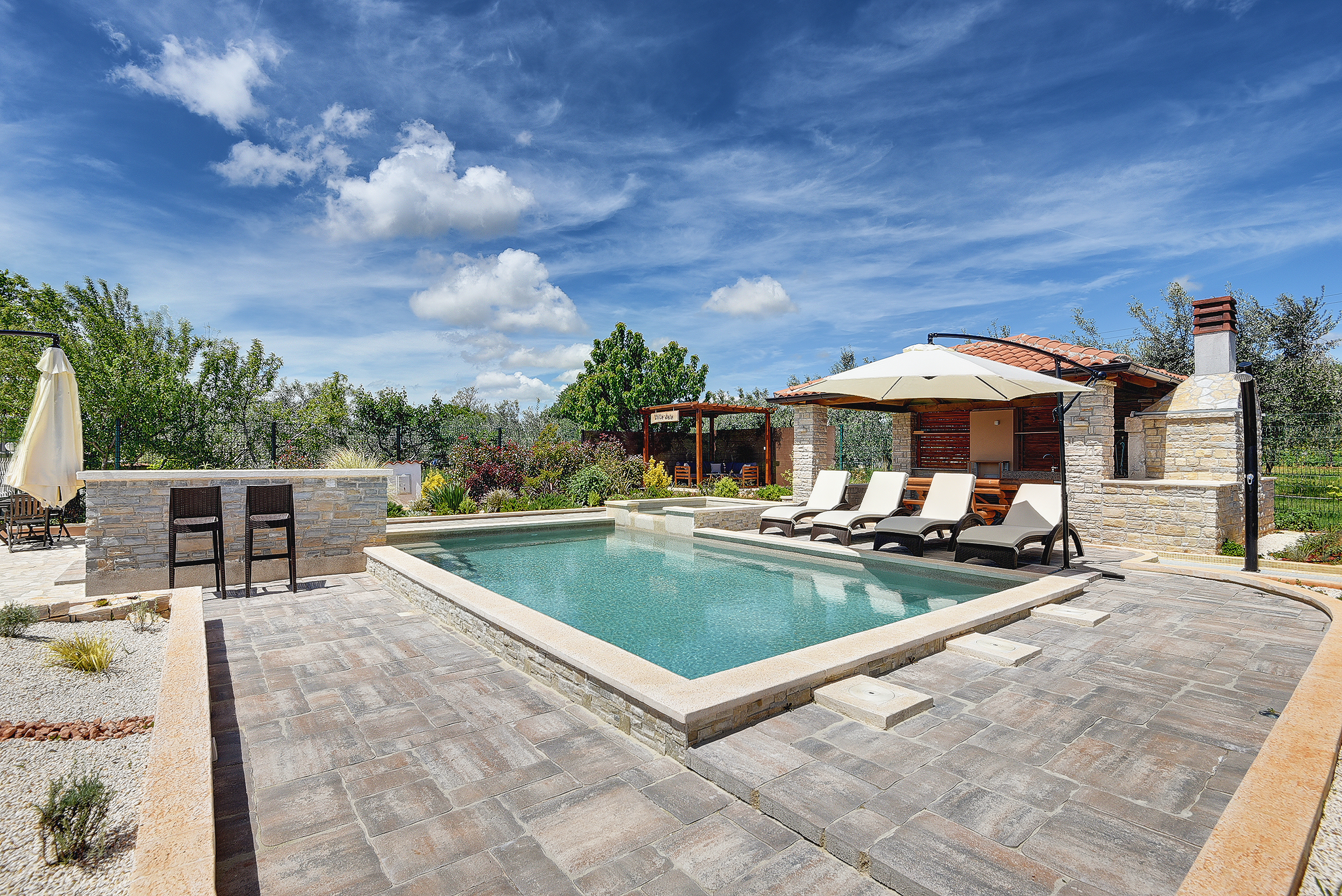 Villa with pool, sun terrace and beautifully landscaped garden