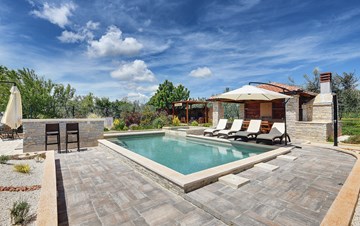 Vila s bazenom, terasom za sunčanje i prekrasno uređenim vrtom