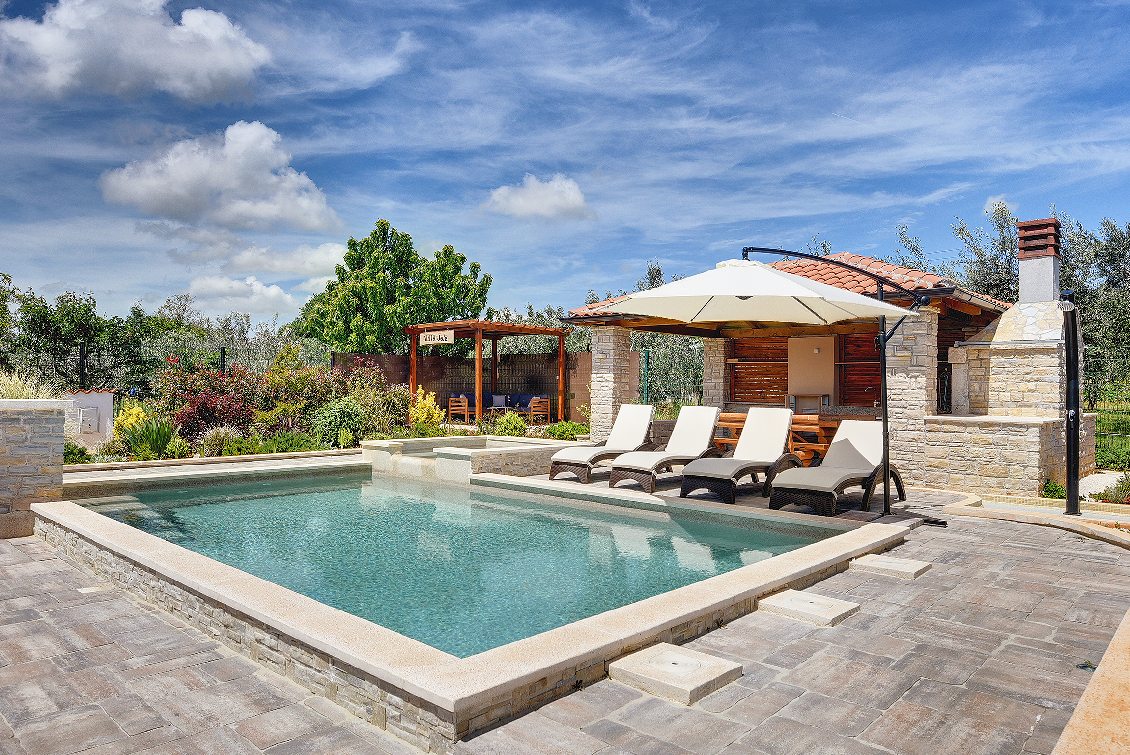 Villa with pool, sun terrace and beautifully landscaped garden