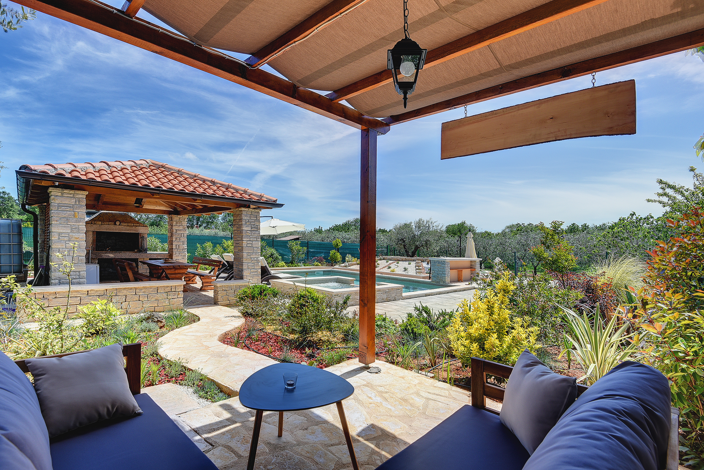 Villa with pool, sun terrace and beautifully landscaped garden