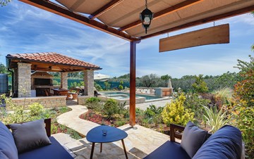 Vila s bazenom, terasom za sunčanje i prekrasno uređenim vrtom