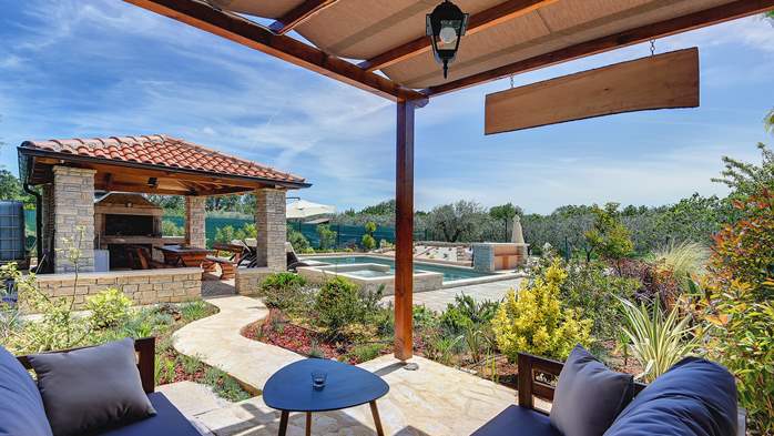 Vila s bazenom, terasom za sunčanje i prekrasno uređenim vrtom, 9