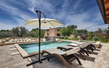 Villa con piscina, terrazza prendisole e bellissimo giardino
