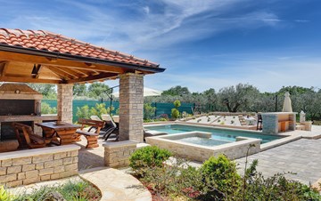 Villa con piscina, terrazza prendisole e bellissimo giardino