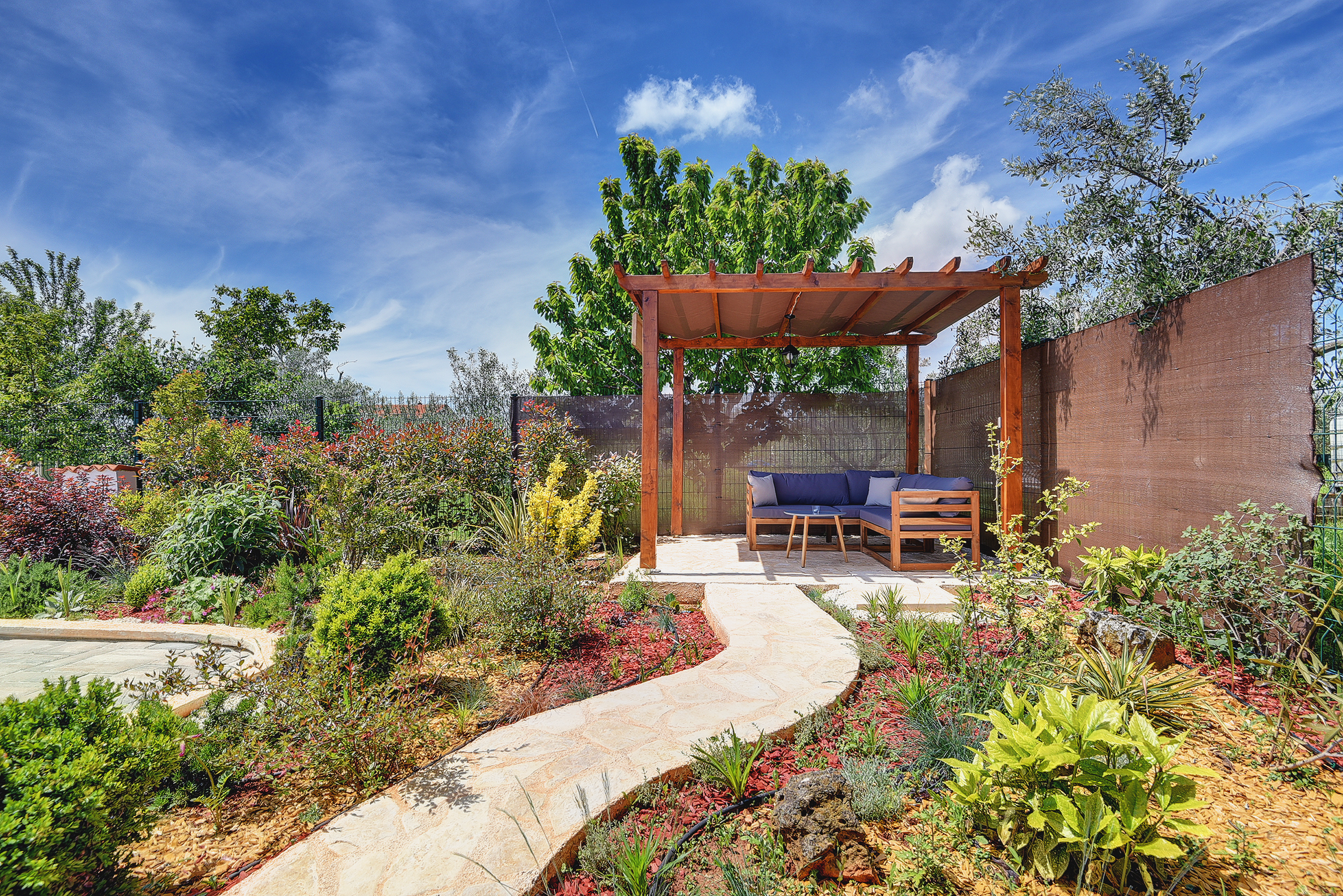 Villa with pool, sun terrace and beautifully landscaped garden